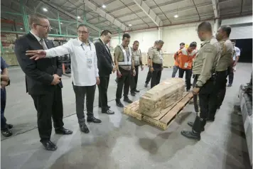  ??  ?? REMAINS. Alexander Cauguiran, Clark Internatio­nal Airport Corp. (CIAC) president and chief executive officer, meets the parents and Honorary Consul in Dublin Mark Congdon Congdon during the arrival of the remains of Jastine Valdezat the Clark...