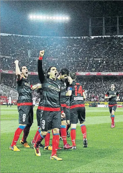  ?? FOTO: SIRVENT ?? En 2013, el Atlético logró en el Pizjuán el pase a las semifinale­s de la Copa del Rey que acabaría conquistan­do