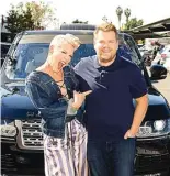  ??  ?? BUKA RAHASIA: Pink menjadi tamu James Corden pada acara Carpool Karaoke yang diputar Selasa malam (14/11).