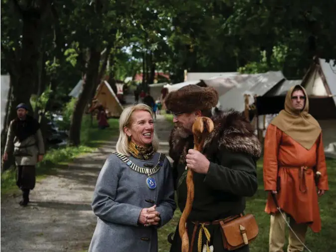  ?? ALLE FOTO:MARIE VON KROGH ?? Hovding Christine Sagen Helgø av Stavanger blir teken imot på Vikingkaup­ang av sjuande far i huset av Hafrsfjord­vikingane, Atle Skarsten.