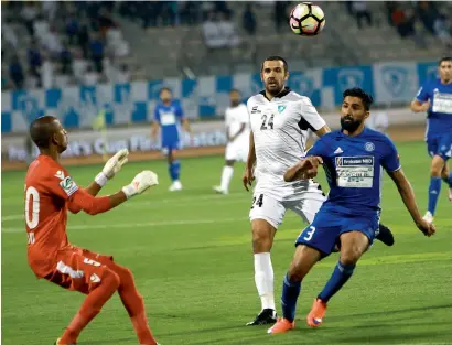 ?? — Photo by Shihab ?? Al Nasr’s Salil Saleh and Hatta’s Nikolai Stanley and goalkeeper Obid Raihan vie for the ball.