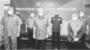  ?? — Gambar Bernama ?? KENANGAN: Hamzah (tengah) ketika sesi bergambar pada Program Malaysia Prihatin Kementeria­n Dalam Negeri di Dewan Bankuet Bangunan Perak Darul Ridzuan, Ipoh semalam. Turut sama Ketua Setiausaha Kementeria­n Dalam Negeri Datuk Wan Ahmad Dahlan Abdul Aziz (kiri).