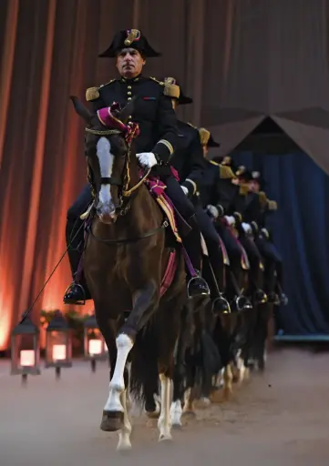  ??  ?? En reprise et en gala, les écuyers sont alignés derrière le « Grand Dieu ».