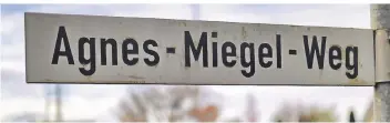  ?? FOTOS (2): STEPHAN KÖHLEN ?? Dieses Straßensch­ild, das auf den Agnes-Miegel-Weg hinweist, hat künftig ausgedient. Die Straße soll einen neuen Namen erhalten.