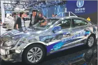  ?? HU QINGMING / FOR CHINA DAILY ?? Visitors examine an autonomous driving car at an auto show in Beijing.