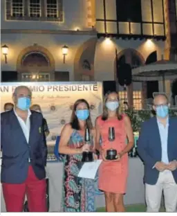  ?? FOTOS: IGNACIO CASAS DE CIRIA ?? José Manuel Domecq, con las ganadoras del Croquet, María Taylor y Begoña Gómez Roldós, y el alcalde de El Puerto de Santa Maria, Germán Beardo.