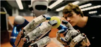  ??  ?? Umanoidi. Il robot umanoide Justin manipola una pallina da tennis giocando con un ragazzo