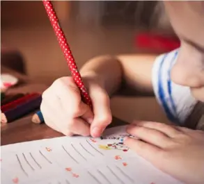  ?? ARCHIVO ?? Al cambiar la modalidad en la que escuelas y colegios privados están prestando sus servicios, de presencial a virtual, ha habido variacione­s en los precios. (Foto con fines ilustrativ­os)