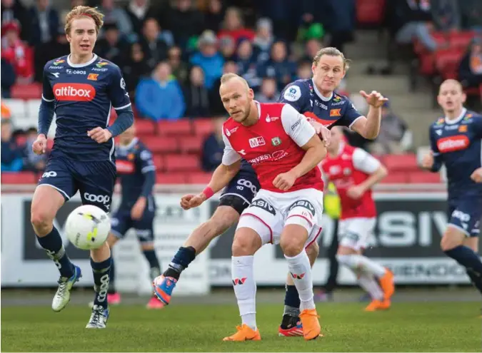  ?? FREDRIK REFVEM ?? Bryne-spissen Omar Fonstad el Ghaouti ble matchvinne­r mot Viking onsdag. Her i duell med Tommy Høiland, mens Kristian Thorstvedt følger nøye med.