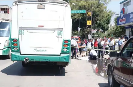  ?? / Héctor González ?? Tayde Rosete López fue atropellad­a por el transporte público sobre la 105 Poniente, a la altura de la calle Querétaro.