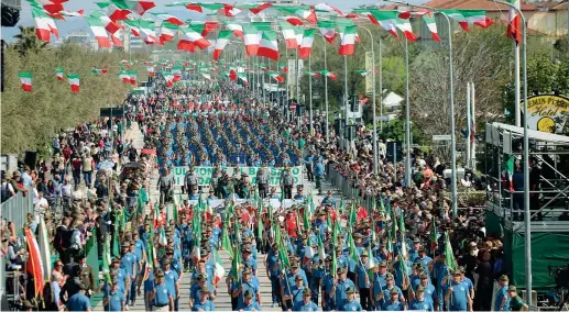  ?? (foto Cherchi/Ana) ?? L’esibizione Un momento della sfilata durante l’Adunata nazionale degli alpini che si è svolta il fine settimana passato a Rimini