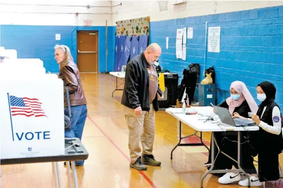  ?? REUTERS ?? Ciudadanos emiten su voto en las primarias de Míchigan.