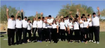  ??  ?? Grupo completo de jugadores y esposas del Villa’s 66 tras el saque de honor realizado por Rafael Villalona en Coyote Springs Golf Club.