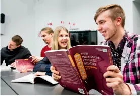  ??  ?? Des élèves de l’institut Confucius de l’université d’Helsinki apprennent le chinois.