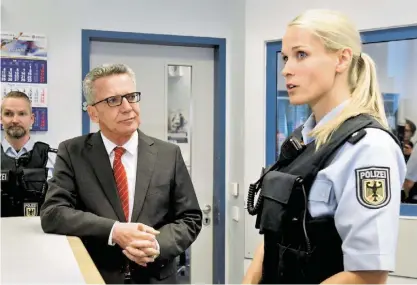  ??  ?? Thomas de Maizière com a agente Laura Schaefer numa visita à polícia federal em Bremen