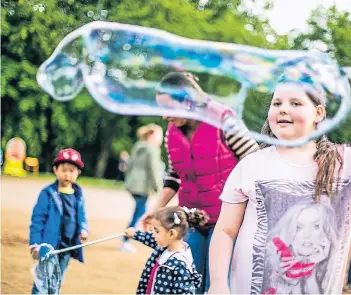  ?? RP-FOTO: ANNE ORTHEN ?? Sylvana (10) hat Spaß beim großen Seifenblas­en-Pusten. Sie kommt regelmäßig zum Sommerfest.