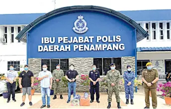  ??  ?? Darell (fifth from left) and PAKA president Jefrey (third from left) together with representa­tives from the police, Rela and army.