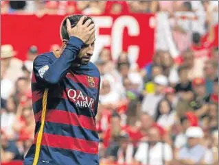  ?? MIGUEL ANGEL MORENATTI / AP ?? El defensa del FC Barcelona Gerard Piqué se lamenta en Sevilla