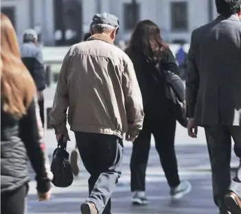  ?? FOTO:ARCHIVO ?? La crisis por coronaviru­s amenaza con impactar las pensiones de futuros jubilados.