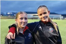  ?? BILD:GUSTAF HALLIN ?? Ebba Atovski och Thea Ekberg spelar fotboll i Sävedalens IF juniorlag.