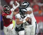  ?? MIKE CARLSON — GETTY IMAGES ?? QB Jalen Hurts of the Eagles scrambles in the third quarter of Monday's victory over the Buccaneers in Tampa, Florida.