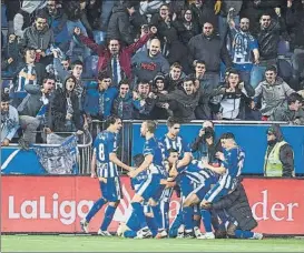  ?? FOTO: EFE ?? Piña del equipo vitoriano tras el gol de Manu García en el último suspiro del partido