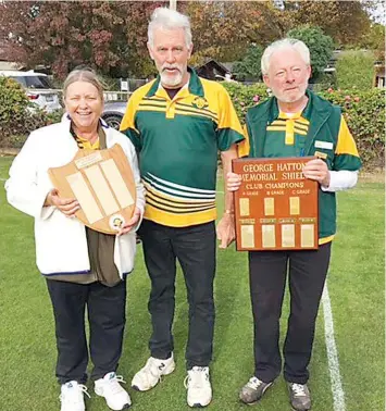  ?? ?? Drouin Croque Club president Bob Quayle (centre) presents the plaques to 2021 golf croquet club champion Nannette Fry and 2021 associatio­n croquet club champion Allan Leesing.