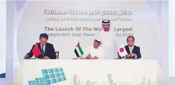  ?? WAM ?? Shaikh Hazza witnesses the signing of the agreement between Abdullah Musleh Al Ahbabi and representa­tives of Japan’s Marubeni Corp (right) and China’s Jinko Solar.