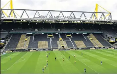  ??  ?? Dortmund y Schalke jugaron en un Signal Iduna Park vacío el derbi del Ruhr el pasado sábado.