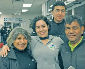  ??  ?? VOLUNTEERS GIVING AID TO MIGRANTS AT THE TULSA BUS TERMINAL