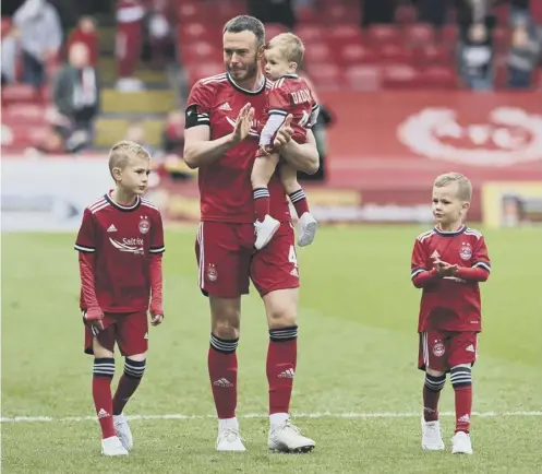  ?? ?? 0 Andy Considine with sons Harry, Teddy and Arthur at full-time as the curtain came down on the defender’s lengthy Dons career