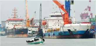  ?? AHMAD KHUSAINI/JAWA POS ?? ARUS: Pelabuhan Tanjung Perak dikenal sebagai home base program tol laut. Sebanyak 16 di antara 30 trayek yang dioperasik­an di Indonesia berangkat dari Surabaya.