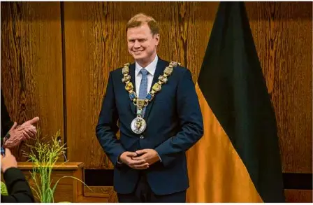  ?? Foto: Rudi Penk ?? Vereidigun­g Michael Salomos als Heidenheim­er Oberbürger­meister am 5. August 2021. Davon weiß die Künstliche Intelligen­z nichts.