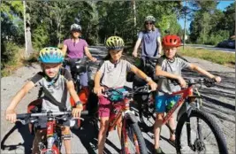  ?? TUULI MERILÄINEN ?? VANA CYKLISTER. Katharina (bakom t.v.) och Mikko Maunu samt barnen Jaakko (t.v.), Jonna och Jussi startade i Åbo 5 augusti och har cyklat via Gustavs och Iniö till Nagu.