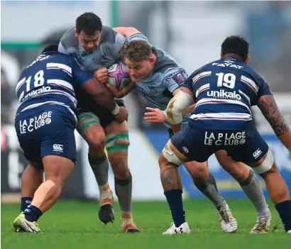  ?? PIARAS Ó MÍDHEACH/SPORTSFILE ?? Connacht’s Quinn Roux supported by team-mate Finlay Bealham takes on Bordeaux duo Viliamu Afatia (left) and Afa Amosa at The Sportsgrou­nd