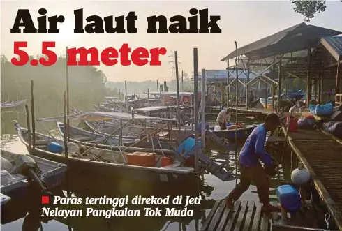  ?? Samsol Maarif ?? NELAYAN meneruskan aktiviti harian seperti biasa selepas air surut berikutan fenomena air pasang besar yang berlaku di Jeti Nelayan Kampung Tok Muda, Kapar. Paras sama dijangka berlaku esok (hari ini) namun pada jam
7.42 pagi”