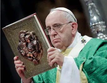  ?? (foto di Donatella Giagnori / Eidon) ?? Testo sacro Papa Francesco ieri, in Vaticano, mentre alza il Vangelo durante la celebrazio­ne della messa di apertura del Sinodo