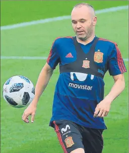  ?? FOTO: EFE ?? Iniesta, uno de los motores de la Roja, no esconde su ilusión ante la gran cita