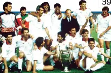  ??  ?? 24 maggio 1989: il Milan festeggia con il presidente Silvio Berlusconi la vittoria della Coppa dei Campioni dopo aver battuto la Steaua Bucarest per 4-0 nella finale giocata al Camp Nou a Barcellona