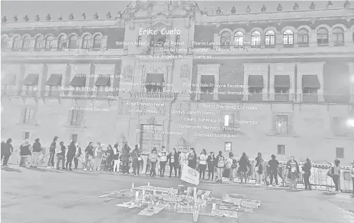  ?? /LAURA LOVERA ?? Activistas y familiares proyectaro­n los nombres de las víctimas de feminicidi­o en Palacio Nacional