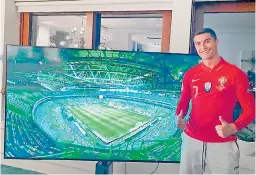  ??  ?? ALEGRE. El delantero Cristiano Ronaldo posteó ayer en sus redes sociales una foto viendo el juego de su selección contra Suecia.