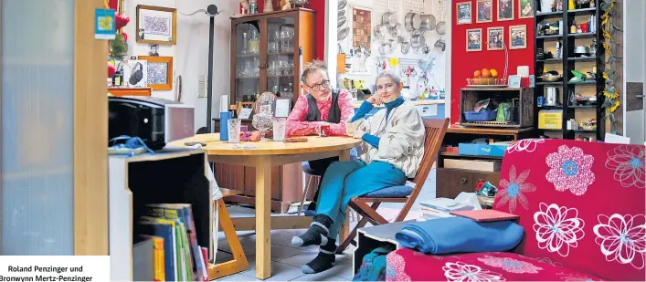  ?? Foto: Lisi Specht ?? Roland Penzinger und Bronwynn Mertz-Penzinger in ihrem Haus in der Nähe des Lerchenfel­der Gürtels.