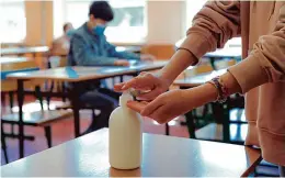  ?? IStock ?? Entre os materiais adquiridos estão 21 mil galões de álcool em gel