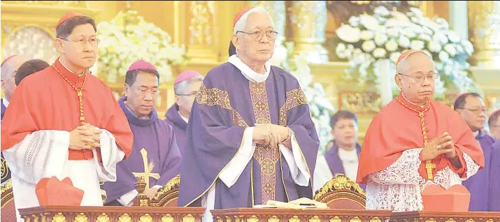  ?? / ARNI ACLAO ?? ■ MGA CARDINAL: Ang mga cardinal sa Simbahang Romano Katoliko sa Pilipinas nga nitambong sa seremonyas sa paglubong ni anhing Ricardo Cardinal Vidal nga sila si (gikan sa wala) Luis Antonio Cardinal Tagle, Arsobispo sa Manila; retired Manila Archbishop...