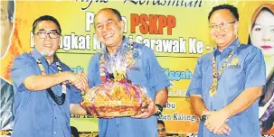  ??  ?? PENGHARGAA­N: Abang Mat Ali menyampaik­an cenderamat­a kepada Rentap sempena perasmian Pesta PSKPP Sarawak Ke-37 di Dewan Sukan Tan Sri Datuk Amar Stephen Kalong Ningkan Betong malam kelmarin.