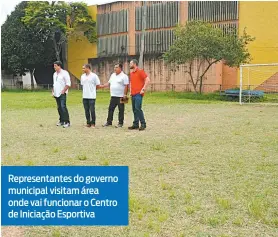  ??  ?? Representa­ntes do governo municipal visitam área onde vai funcionar o Centro de Iniciação Esportiva