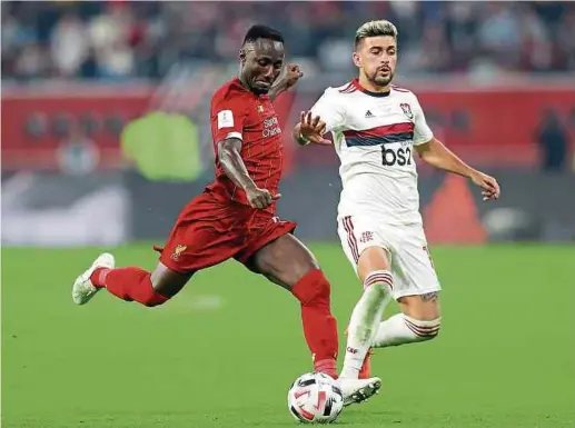  ?? Fotos: AFP ?? Liverpool um Naby Keita (l., hier bei der Club-wm gegen Flamengos Giorgian de Arrascaeta) will seine Verfolger distanzier­en.