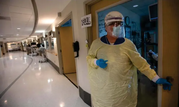  ?? Photograph: Francine Orr/Los Angeles Times/REX/Shuttersto­ck ?? A healthcare worker walks into a Covid patient’s room in Torrance, California, on 30 July.