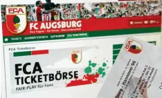  ?? Archivfoto: Hochgemuth ?? Auf seiner eigenen Ticketbörs­e verkauft der FCA Dauerkarte­n weiter. Gegen den unerlaubte­n Schwarzmar­kt geht der Bundesligi­st hingegen vor.