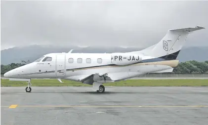  ??  ?? PR JAJ. El jet Phenom de Embraer a bordo del cual vinieron los empresario­s brasileños (que mencionaba­n a la familia presidenci­al brasileña) y con los que se reunía Joselo Rodríguez invocando al Vicepresid­ente Velázquez (foto:B. Orofino).